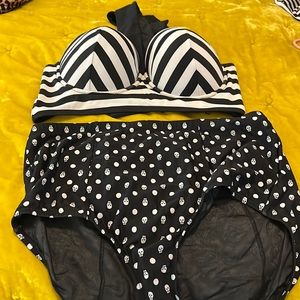 Striped full cup top skull black and white bottoms